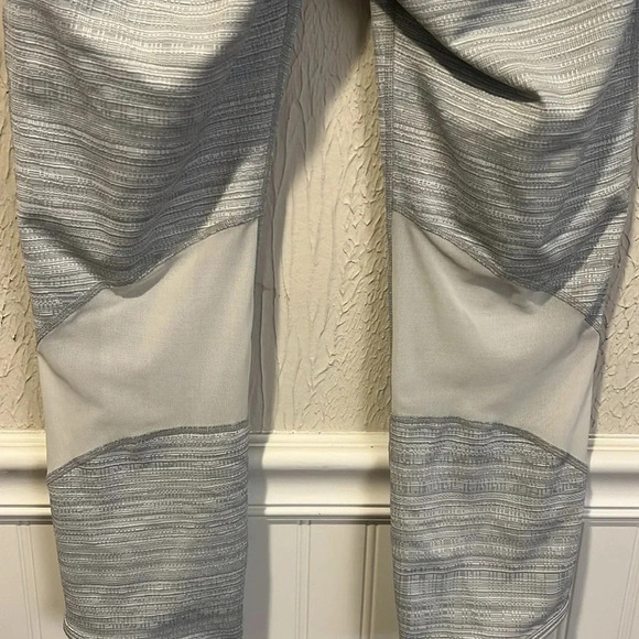 Athleta Chat To Town High Rise gray and white capri leggings size medium - Picture 8 of 11